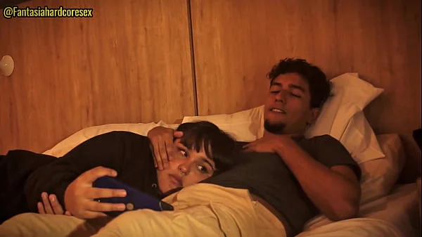 No puedo dejar de tocarme y tuve que poner mi pene en la boca de mi hermanastra (por poco nos descubren)