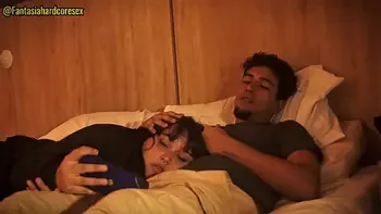 No puedo dejar de tocarme y tuve que poner mi pene en la boca de mi hermanastra (por poco nos descubren)