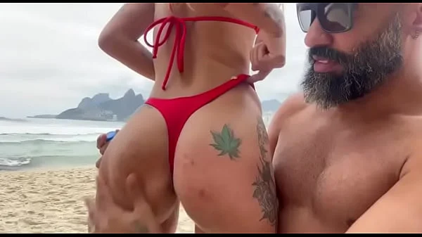 Ela ficou com tesão na praia e arrebentei o cuzinho dela