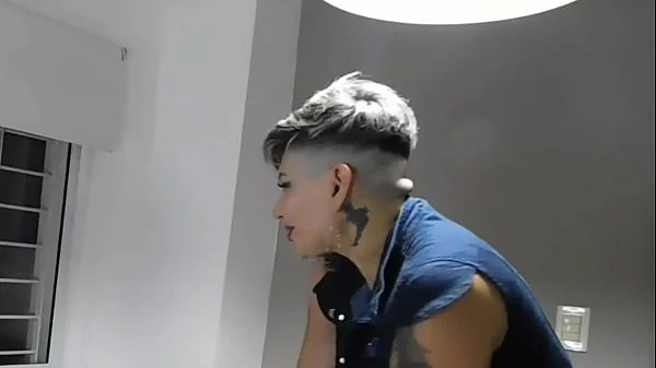 puta callejera se aburre de chupar pija en la estacion de berazattegui y entra a que su macho le meta terrible poronga en el orto