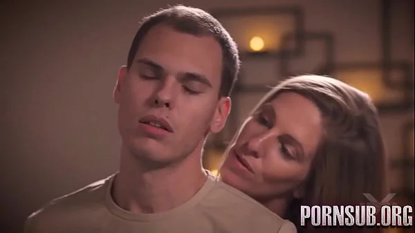 mi madrastra me enseña sus grandes tetas. sub español. ver completo en: pornsuborg