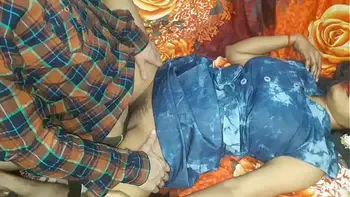 स्कूल गर्ल का सेक्स कैमरे पर दोस्त के साथ