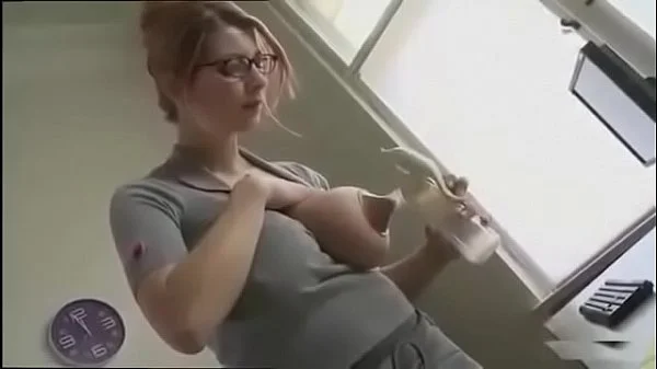 Mega tetona se saca la leche