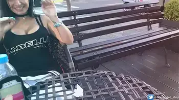 Safada Gozando em Publico com brinquedo interativo Public female orgasm interactive toy girl with remote vibe outside