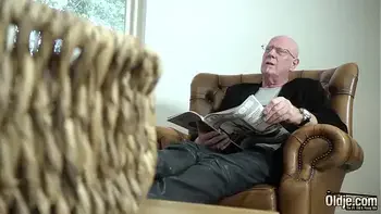 Old man fingers his online date pussy for the first time and she cums