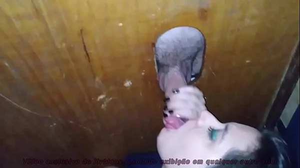 O Pintinho pequeno não aguentou o boquete e a punhetinha e gozou antes da hora.