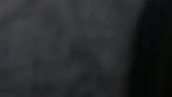 Milf se masturbe dans une cabine d'essayage