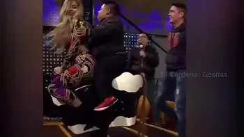 EYACULO EN SU CULO EN EL TORO MECANICO