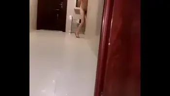 骚母狗喝尿敲邻居门