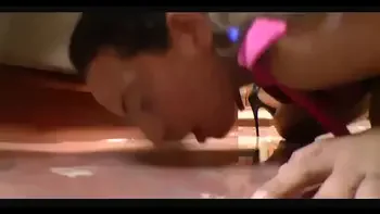 Mijando na boca da safada