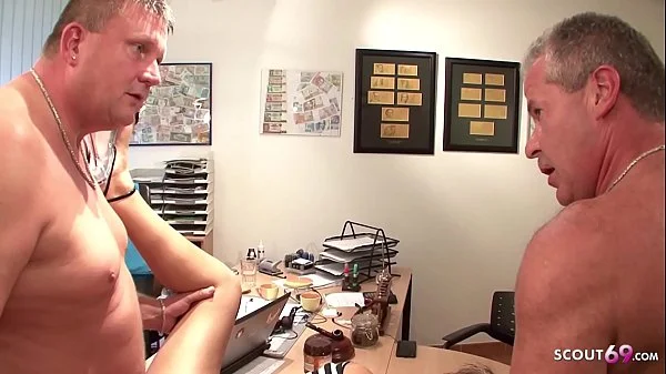 Deutsches Teen mit Brille auf Arbeit von 2 Opas gefickt - German Vintage