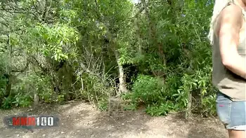 Dos amigas mean juntas en un bosque