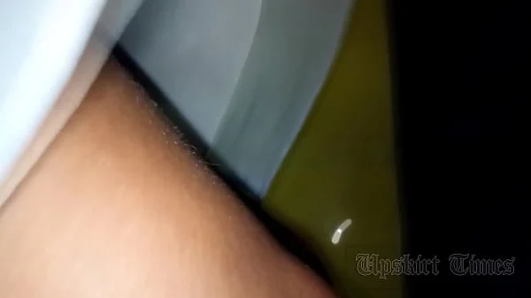 Upskirt at the tanned beauty without panties.