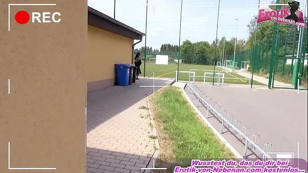 Voyeur verfolgt deutsche Milf bis nachhause und fickt sie mit Creampie und sie bekommt Orgasmus