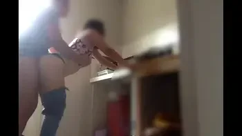 Mi hermanastra disfruta cocinar mientras le meto la pinga y acabo en su boca