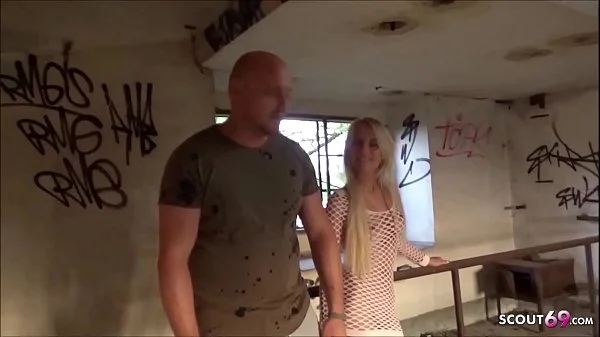 18 Jahre junges Teen NinaXS zeigt wie Porno geht Deutsch