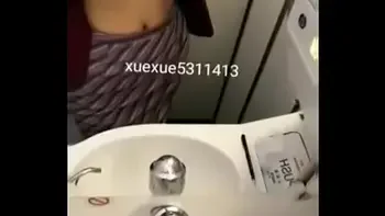 飞机上实在忍不住了就直接在厕所解决