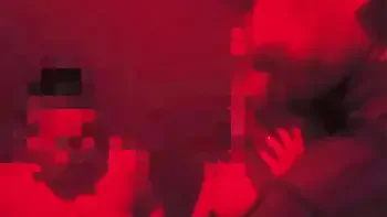 Hotwife foi sozinha na casa de swing e deixou o cuckold em casa, transou com o solteiro e depois deu para o marido