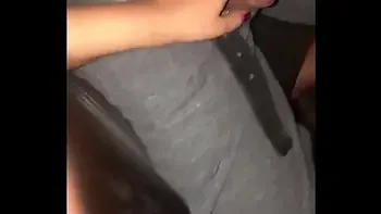 Uber gostoso não aguentou e passou a mão na bucetinha