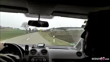 Reife deutsche fickt Jungspund Anhalter im Auto und leckt sein Arschloch damit er geil spritzen kann - German MILF