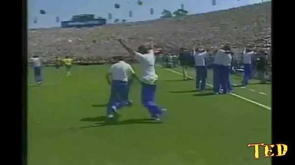 A novinha da bunda gigante atraiu todos que estava na rua para fotografar ela no carro na carona do Ted - Stella Smeets