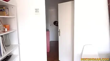 पुलिस वाली ने चोर को अपने बड़े चुचों से दूध पिलाया और जमकर चुदाई की