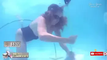 Samira se le cae el sujetador y se le ve todo.