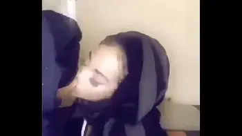 2 Muslim Girls Twerking in Niqab