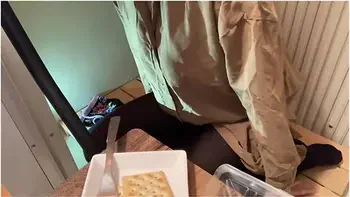 スームて友達の誕生日会中尿意を催しハレないように少しすつおもらしするも