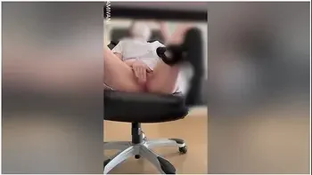 休憩中にhな動画見てムラムラする看護師のオtニーモサイク薄め