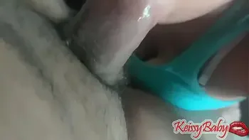 Ayudó a rasurar a mi hermana y me paga con una rica chupada