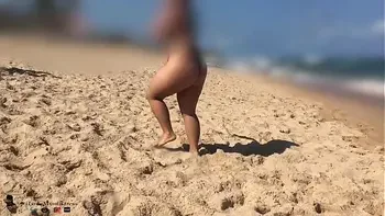 Mostrando Meu Cúzinho  Plugado e Mijando em público !!!