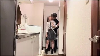 放課後玄関挿入18歳の黒髪合法jkかコンヒニてお菓子を買ったあとアハートの玄関て制服のまま生ハメ