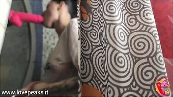 Ladymuffin Masturbates In The Shower