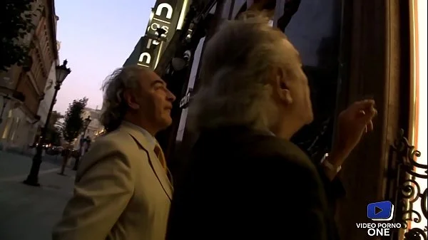 Milf sexy se fait dilater le cul par son amant