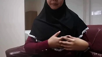 Indonesian Hijab Laila Caught Live! Sneaky Cousin Face Fuck & Deep Throat Blowjob