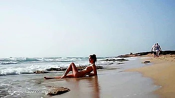 Porno Avec Alissa Montrant Stepson Corps Nu A La Plage