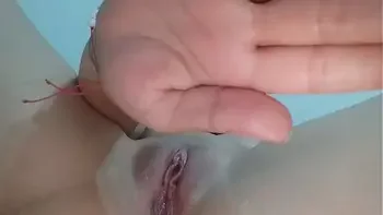 colombiana con el coño perfecto se mete los dedos y se masturba