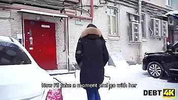 Smart Brunette Sucks Boner Of Collector To Make Him