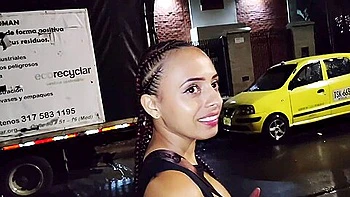 Encuentro A Mi Hermanastra En Mitad De La Calle Orinando Y Me Pide Que Me La Folle En Su Casa