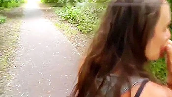 Petite Amie Amateur Fait Une Pipe Risquee Dans Un Parc