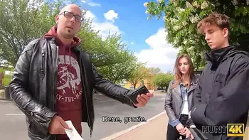 HUNT4K. La bella ragazza mostra le sue incredibili abilità sessuali a un maschio ricco