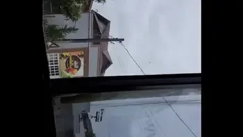 Sem calcinha no onibus... provocando ao passageiro do lado e deixando ele tocar a ppkinha .... quer ver o video completo??... : bolivianamimi