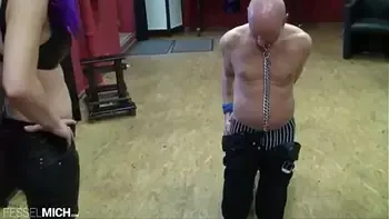 CBT Hodenfolter mit Hodenpranger im Käfig gefesselt ausgepeitscht gequält in der Zelle Sklavenverhör peinigung Qual