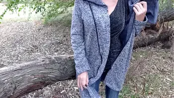 21 мамаша хотела сделать селфи в парке, но потом заметила что кто-то наблюдает за ней из-за кустов, тогда она решила маструбировать для него