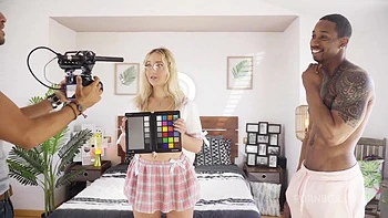 Nuestra companera de piso no tiene dinero para su habitacion