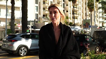 Phil gets a visit from Lucy - Jacquie et Michel TV