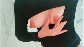 スマホ自撮り初体験お風呂場て声を抑えての撮影て緊張しなからも大興奮しちゃいました