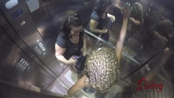 Flagramos a Bonequinha Sado e Arlequina no elevador da putaria - Vídeo completo no RED
