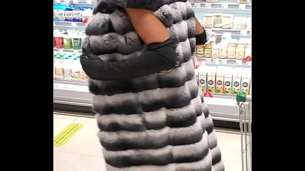 NAKED IN SUPERMARKET